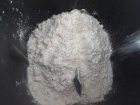 再加入高筋面粉、低筋面粉和干酵母粉