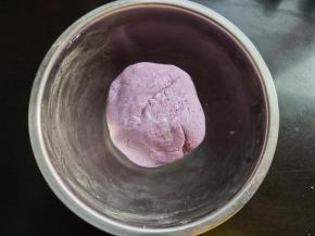 揉成光滑的紫薯糯米团。