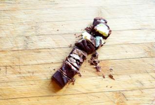 巧克力切小块，因为有夹心，切的不规则。