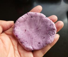 取一小块糯米团，用手捏成圆块。