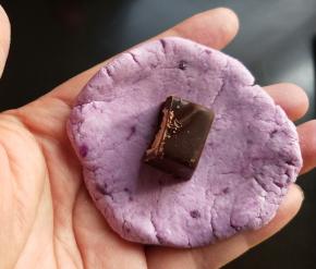 放巧克力，再搓成圆球。