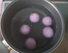 锅内放水，烧开后放入汤圆。