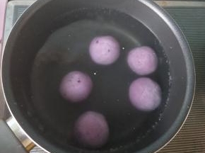 锅内放水，烧开后放入汤圆。