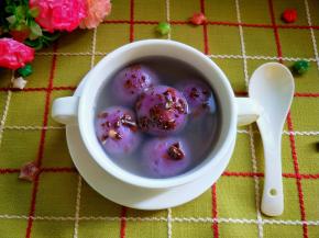 装入碗中，放上巧克力碎。