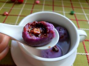 咬一口，满满的巧克力，甜到心里去了。。