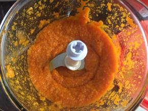 再将蒸熟的南瓜放入搅拌机中搅拌成泥状