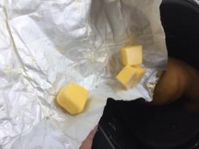 等面团揉至光滑时放入切小块的黄油搅拌