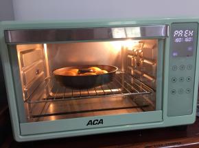 然后放入ACA烤箱中按面包键一键烤完成