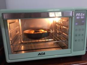 然后放入ACA烤箱中按面包键一键烤完成