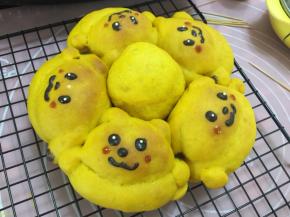 取出后用巧克力笔涂上眼睛、嘴巴、鼻子，用番茄酱点缀腮红，用糖珠点缀眼睛