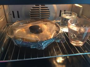 然后盖上保鲜膜放入35摄氏度的发酵箱中，发酵30分钟