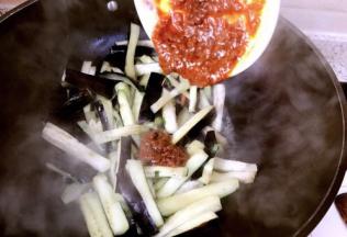 茄子变软加入虾酱