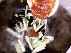茄子变软加入虾酱