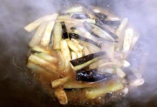 翻炒均匀入味，收干汤汁即可