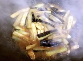 翻炒均匀入味，收干汤汁即可