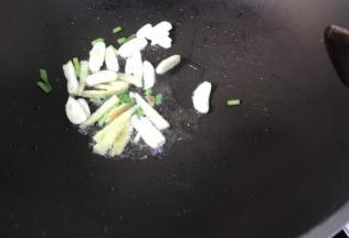 起油锅，锅热加入玉米油，油六七成热加葱姜蒜，炒香