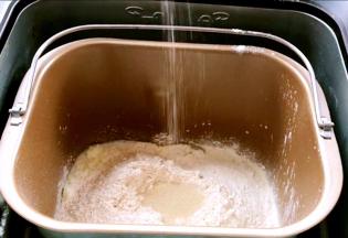 将牛奶、鸡蛋放入面包机桶内，白糖和盐对角加入，再倒入高筋面粉，在面粉上挖一小窝窝，放入酵母，启动揉面键，揉面15分钟