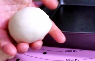 拿出来揉至排出气，再分成4分醒面20分钟