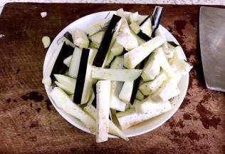 茄子洗净切长条状