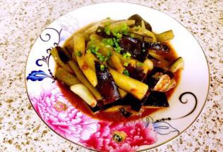 出锅装盘，撒上葱花