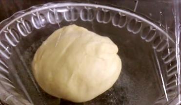 再将面团揉至光滑，放入容器内，盖好保鲜膜