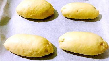 卷成卷，放入铺好油纸的烤盘中