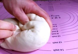 拿出发酵好的面团，揉摔排气