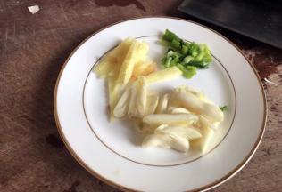 葱姜蒜洗净切好备用