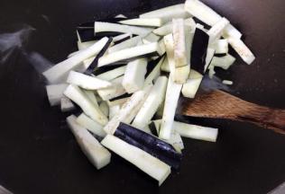 加入茄子条翻炒