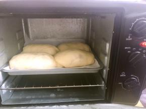 面包坯发酵好后，拿出底层装有水的盘子，烤箱180烤20分钟