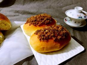 20分钟后拿出烤好的面包，再在面包上抹一层沙拉酱，再铺上肉松即可