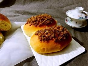 20分钟后拿出烤好的面包，再在面包上抹一层沙拉酱，再铺上肉松即可