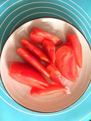 准备好西红柿洗净，去蒂切块备用