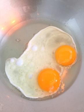 锅加热，加花生油，油热了放入鸡蛋液（我不喜欢把鸡蛋搅散，觉得这样炒出来的鸡蛋黄白分明）