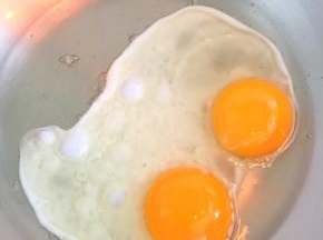 锅加热，加花生油，油热了放入鸡蛋液（我不喜欢把鸡蛋搅散，觉得这样炒出来的鸡蛋黄白分明）