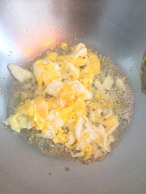 轻轻炒熟盛出备用