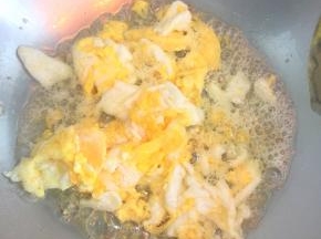 轻轻炒熟盛出备用