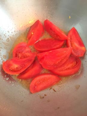 锅里留有底油，放入西红柿，炒出沙