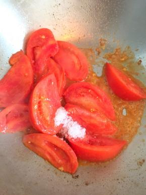 放入白糖，继续把糖炒化