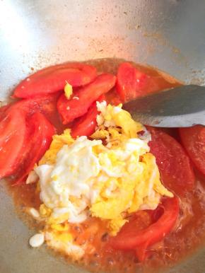 加入炒好的鸡蛋，大火收汁，放盐