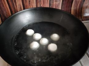 吃几个煮几个。锅中加入水烧开后下汤圆。