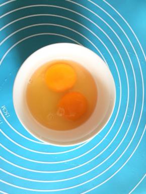 两个土鸡蛋磕入碗中备用