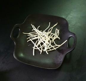 豆芽去头去尾，洗净控水。