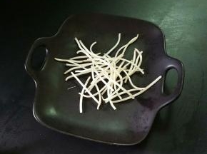 豆芽去头去尾，洗净控水。