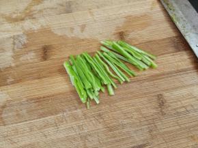 青椒切成跟豆芽一样的条。