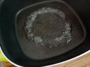 再把锅里倒入碗汁烧开。