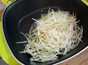 下沥干油的豆芽和青椒，快速翻匀即可。