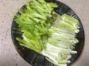 把韭黄切成段，韭黄径和叶片分开放