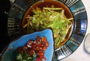 转入盘后在放青红辣椒圈