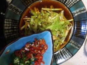 转入盘后在放青红辣椒圈